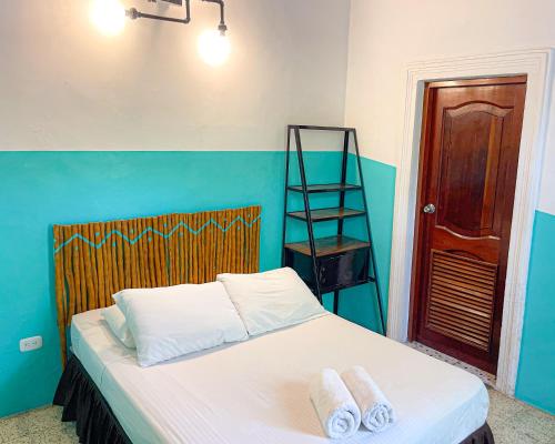 Una cama o camas en una habitación de Oasis Hostel