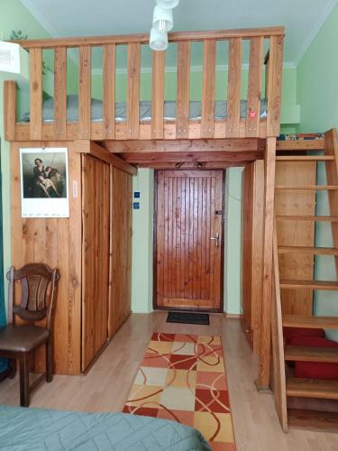 sypialnia z łóżkiem na podwyższeniu i schodami w obiekcie Apartament koło Dworcu w mieście Przemyśl