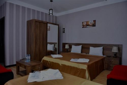 Pokój hotelowy z 2 łóżkami i lustrem w obiekcie Dreamsky hotel w mieście Tbilisi City