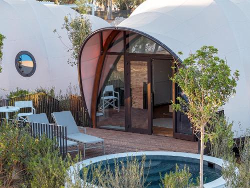 una casa en la cúpula con piscina en 91 Athens Riviera, The Resort en Atenas