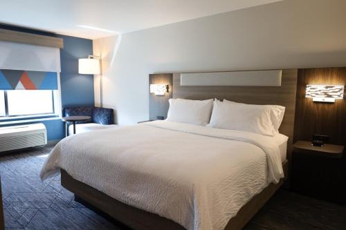 Katil atau katil-katil dalam bilik di Holiday Inn Express Hotel & Suites Vancouver Mall-Portland Area by IHG