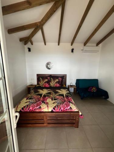 sypialnia z łóżkiem w pokoju w obiekcie Kaz Karaîb' w mieście Fond Belle Fontaine