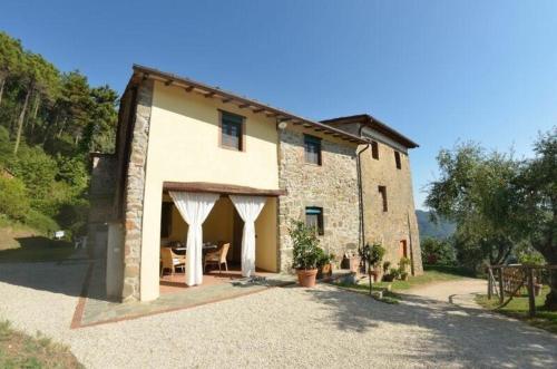 een terras met uitzicht op een stenen huis bij Ferienhaus mit Privatpool für 6 Personen ca 100 qm in Torcigliano di Pescaglia, Toskana Provinz Lucca in Pescaglia