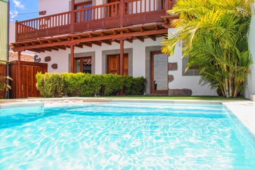 una piscina di fronte a una casa di Ferienhaus mit Privatpool für 2 Personen ca 150 qm in Santa Lucía de Tirajana, Gran Canaria Binnenland Gran Canaria a Santa Lucía