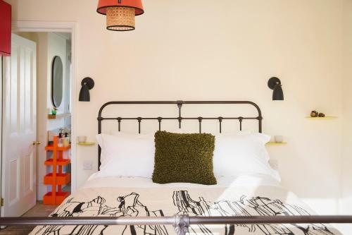 sypialnia z łóżkiem z czarno-białą kołdrą w obiekcie Modja Modja House w mieście Kent
