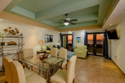 sala de estar con mesa de cristal y sillas en Gran Pacifica Beach Resort & Homes, en San Diego