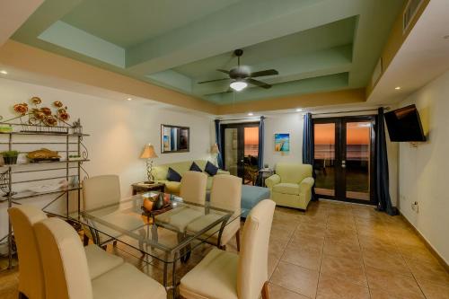 ein Wohnzimmer mit einem Glastisch und Stühlen in der Unterkunft Gran Pacifica Beach Resort & Homes in San Diego