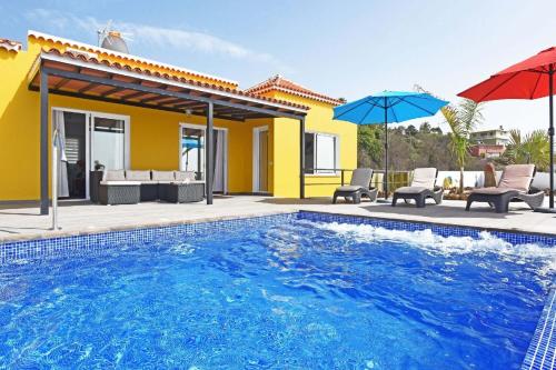 Villa con piscina y casa en Ferienhaus mit Privatpool für 6 Personen ca 120 qm in Tijarafe, La Palma Westküste von La Palma, en Tijarafe