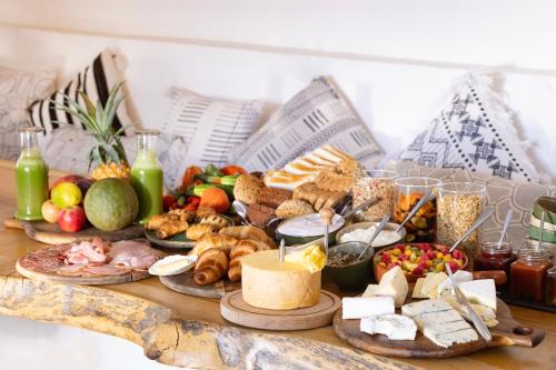 una mesa cubierta con muchos tipos diferentes de comida en Tempel Wines, en Paarl