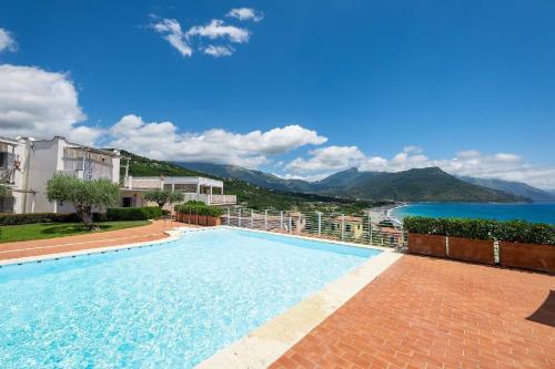 einen Pool mit Meerblick in der Unterkunft Studio für 4 Personen ca 40 qm in Villammare, Kampanien Cilento - b63223 in Vibonati