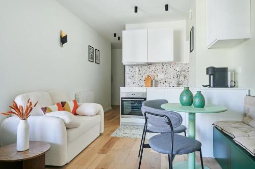 un salon avec un canapé et une table dans l'établissement Luxury apartment 10 min from Eiffel Tower, à Paris