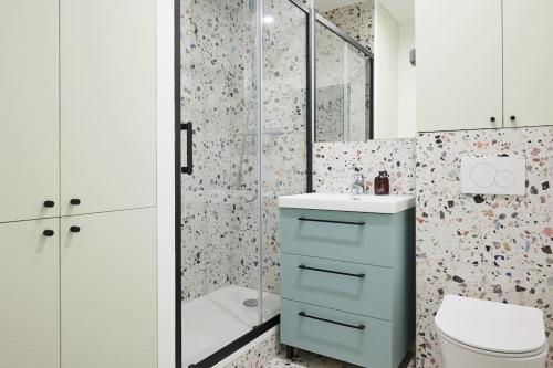 une salle de bain avec toilettes, lavabo et douche dans l'établissement Luxury apartment 10 min from Eiffel Tower, à Paris