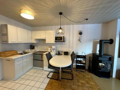 Kuchyň nebo kuchyňský kout v ubytování Moderne Ferienwohnung mit kostenlosem Eintritt zum Freibad