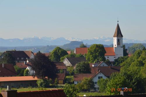 uma pequena cidade com uma igreja e uma cidade com casas em Ferienwohnung Hochgratblick em Leutkirch im Allgäu