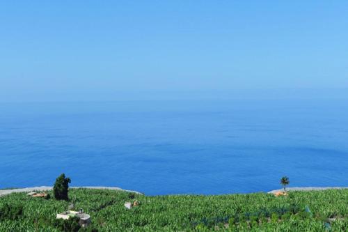 uma vista para o oceano a partir do topo de uma colina em Ferienhaus mit Privatpool für 6 Personen ca 130 qm in La Punta, La Palma Westküste von La Palma em Tijarafe