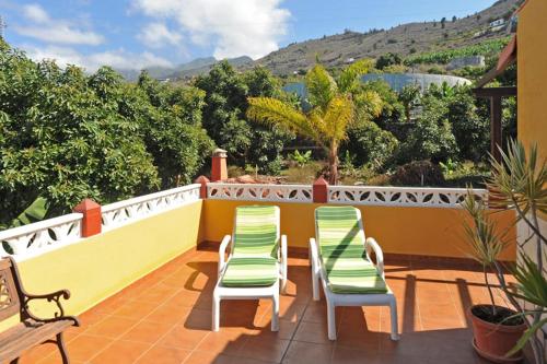 uma varanda com cadeiras e vista para as montanhas em Ferienhaus mit Privatpool für 6 Personen ca 130 qm in La Punta, La Palma Westküste von La Palma em Tijarafe