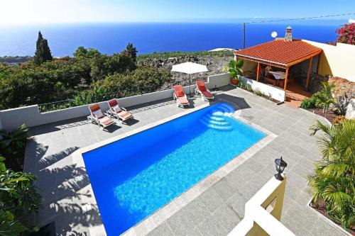 a villa with a swimming pool and a house at Ferienhaus für 6 Personen ca 105 qm in La Punta, La Palma Westküste von La Palma in Tijarafe
