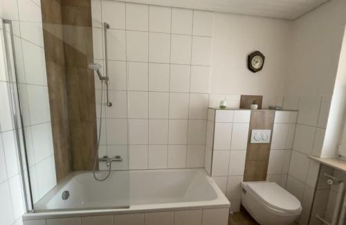 Ένα μπάνιο στο Ferienwohnung zur Langen Meile