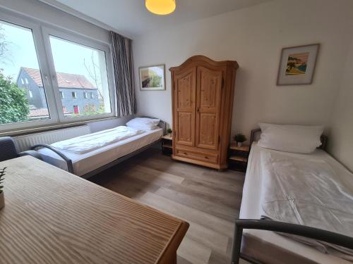 een kleine kamer met 2 bedden en een raam bij B1- Appartements in Bochum