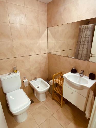 uma casa de banho com um WC e um lavatório em Luminoso Monoambiente en Villa Crespo em Buenos Aires