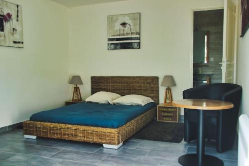 - une chambre avec un lit, une table et une table dans l'établissement Chambre indépendante au calme., à Herbignac