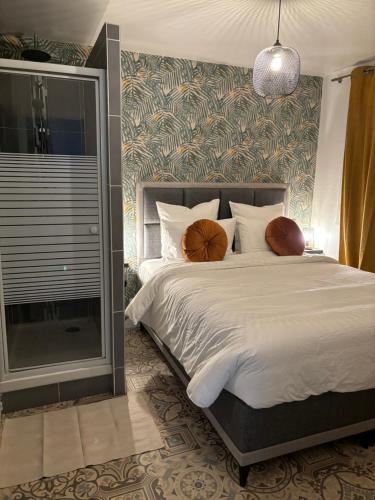 een slaapkamer met een groot bed en een raam bij L avenir in Clichy