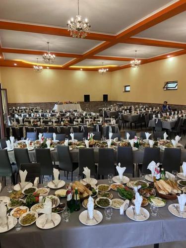 un salón de banquetes con una mesa con platos de comida en Vachnadziani wine resort, en Gurjaani
