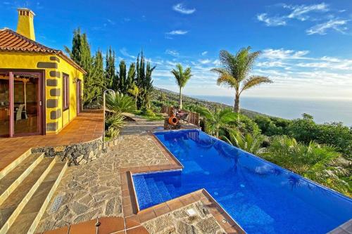 eine Villa mit einem Pool vor einem Haus in der Unterkunft Ferienhaus für 4 Personen ca 120 qm in Tijarafe, La Palma Westküste von La Palma in Tijarafe
