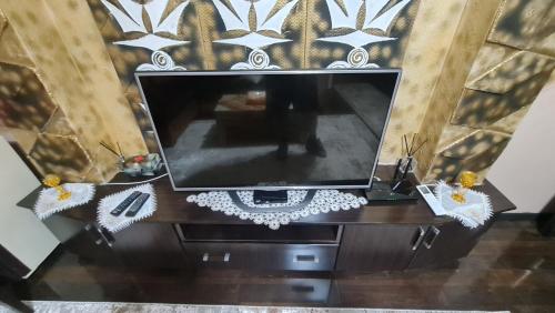 Una televisión o centro de entretenimiento en Top Shkodra location