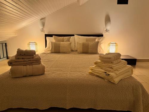 Brera Sustainable Asset - BSA في ميلانو: غرفة نوم عليها سرير وفوط