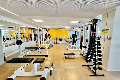 a gym with rows of treadmills and machines at Aptos modernos no Solar Tambaú - 1 e 2 Quartos in João Pessoa