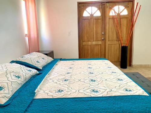 ein Schlafzimmer mit einem Bett mit einer Decke darauf in der Unterkunft Beautifull Studio in Noord in Noord