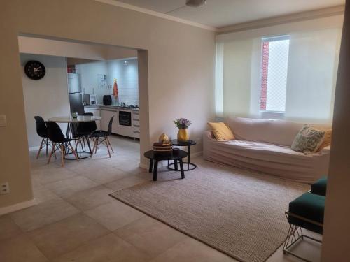 uma sala de estar com um sofá e uma mesa em Apartamento em Ipanema no Rio de Janeiro