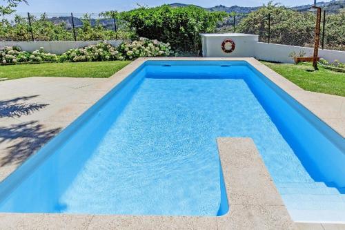 una piscina en el patio trasero de una casa en Ferienhaus mit Privatpool für 8 Personen ca 500 qm in Santa Maria De Guia, Gran Canaria Nordküste Gran Canaria, en Santa María de Guía de Gran Canaria