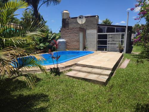 un cortile con piscina e terrazza in legno di Casa de Alquiler a Corrientes