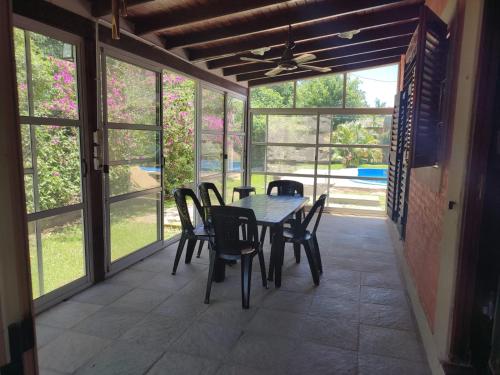una sala da pranzo con tavolo e sedie su un patio di Casa de Alquiler a Corrientes
