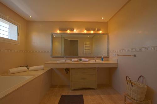 Oulad Tayeb的住宿－Villa Meriem, Fès，浴室配有盥洗盆、镜子和浴缸