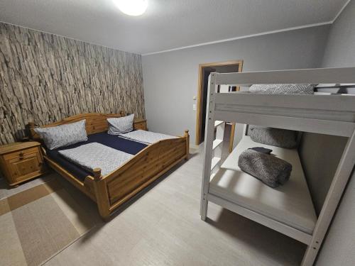 ein kleines Zimmer mit einem Etagenbett und einer Leiter in der Unterkunft Schöne Ferienwohnung im Bayerischen Wald in Sankt Englmar