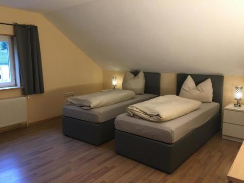 salon z 2 łóżkami i kanapą w obiekcie Ferienwohnung Adlerhorst w mieście Lautertal