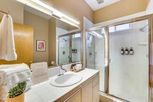 Kylpyhuone majoituspaikassa Central Boise Vacation Rental about 1 Mi to Downtown!