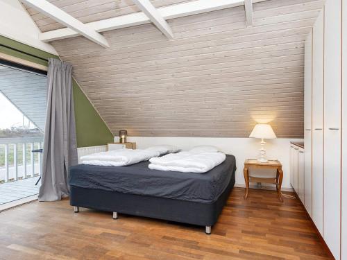 una camera con un letto in una stanza con una finestra di Holiday home Thyborøn VI a Thyborøn