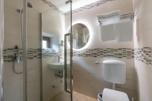 y baño con ducha, aseo y lavamanos. en CARLO ALBERTO GUESTHOUSE - close to CENTRAL STATION, en Roma