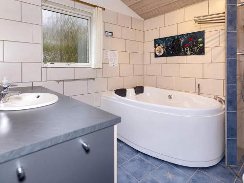 Holiday home Farsø VIII في Farsø: حمام مع حوض أبيض ومغسلة