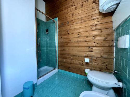 Et badeværelse på [Jacuzzi Vista Mozzafiato] Wi-Fi BBQ Clima