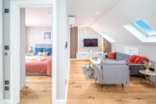- une chambre et un salon avec un lit et un canapé dans l'établissement Stylish One bedroom Flat near Kingsbury Station, à Wealdstone