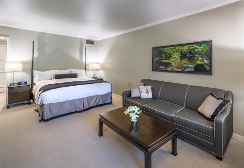 Katil atau katil-katil dalam bilik di Cooper Hotel Conference Center & Spa
