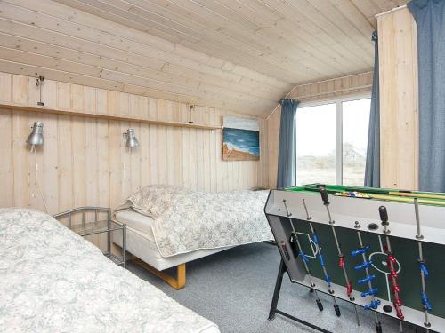 um quarto com duas camas e uma mesa de bilhar em Holiday home Lemvig XII em Lemvig