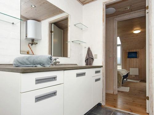 Holiday home Lemvig XII في ليمفج: حمام مع حوض ومرآة