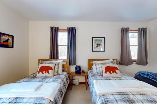 um quarto com 2 camas e uma janela em Postcard Pines em Jim Thorpe