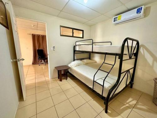 1 dormitorio con 2 literas y baño en Hidden Gem Nicaragua en Managua